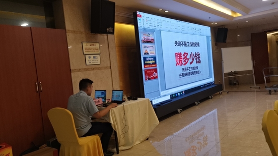 HDMI IN P2.5 LEDスクリーン 会議室 移動可能な高画質のビデオ壁