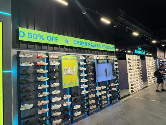 Customized Pixel Pitch LED Window Display Signs Aluminum Frame Seamless Design High Brightness Digital Signage Solutions