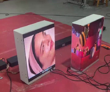 ビデオ プロセッサが付いているショーケースの広告P2RGBのConerの表示屋内LEDビデオ壁